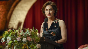 Azita Raji läste upp Bob Dylans tacktal vid prisceremonin i Stockholm den 10 december 2016. Azita Raji, den förra USA-ambassadören i Sverige, läste upp Bob Dylans tacktal vid prisceremonin i Stockholm den 10 december 2016.