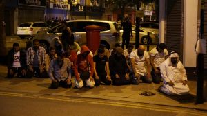 Muslimer samlades för att be i närheten av Finsbury Park efter attacken. Flera människor skadades då en paketbil mejade ner fotgängare vid en moské i norra London den 19 juni 2017.