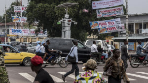Fotgängare i Kinshasa kan gå lugnt - roboten håller koll. Trafikrobot i Kinshasa, Kongos Demokratska Republik.