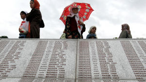 Besökare läser namnen på Srebrenicamassakerns offer från ett minnesmärke vid begravningsplatsen där en del av offren är begravda. Arkivbild från 11 juli 2009. Besökare läser namnen på offren av Srebrenicamassakern från ett minnesmärke vid begravningsplasten där en del av offren är begravda. Arkivbild från 11 juli 2009.