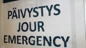 Kieli ja kulttuurierot ovat ongelma erityisesti akuuteissa hoitotilanteissa. Terveyskeskuksen Päivystys kyltti