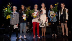 Alla vinnare i Skidiskaba. Från vänster Felix Östman från Tolkis skola, Althea Köykkä från Keskuskoulu, Mila Fagerlund från Keskuskoulu, Vera Puumalainen från Kerkkoon koulu, Eveliina Kitula från Kvarnbackens skola och Olivia Halttunen från Kvarnbackens skola (vinnare i Skidiskaba 2016). Barn med blommor och medaljer