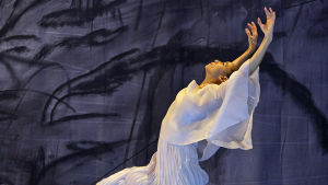 Nora Kimball-Mentzos som den dansande anden. Foto från Only the sound remains på Finlands nationalopera.