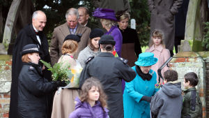 Kungafamiljen när de besökte kyrkan på juldagen 2012. Den brittiska kungafamiljen utanför kyrka nära Sandringham 2012.