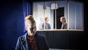 Jessica Raita tolkar Kvinnan som ung. Jessica Raita i Allt som sägs på Teater Viirus.