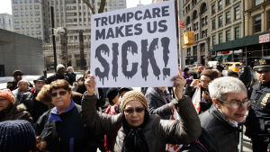 I maj demonstrerade amerikaner mot Trumpcare. Trumps planer på att ersätta Obamacare och ersätta den med en egen sjukvårdsreform har lockat många demonstranter. Den här bilden är tagen den 5 maj i New York.