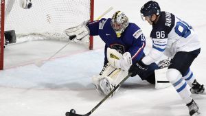 Florian Hardy stod för några makalösa parader i den historiska segern. Här stoppas Mikko Rantanen. Mikko Rantanen försöker överlista Florian Hardy, VM 2017.