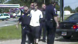 Dylann Roof greps dagen efter morden i South Carolina. Han erkände genast att han hade mördat nio kyrkobesökare i Charleston Dylann Roof greps dagen efter morden i North Carolina. Han erkände genast att han hade mördat nio kyrkobesökare i Charleston