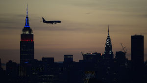 De främsta jazzmusikerna i New York spelade för skolbarn. New Yorks och ett flygplans siluett mot solnedgången.