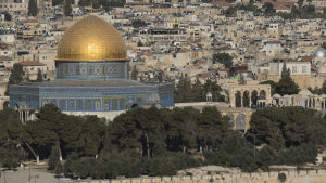 Israel har kraftigt begränsat vem som får besöka al-Aqsaområdet och dess helgedomar sen oroligheterna bröt ut. al-Aqsamoskén i Jerusalem