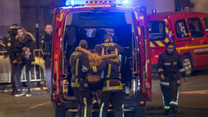 Terrordåden i Paris, bland annat mot en pågående konsert i Bataclan-teatern, krävde 130 dödsoffer i november 2015 Skadade evakueras från Stade de France.