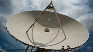 Satellitantenn som monterats utanför Bangalore, Indien