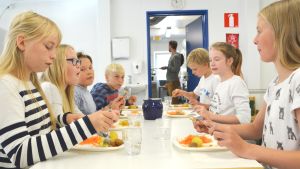 Miira Ijäs, Nessa Idström, Sebastian Leskinen Sundqvist, Miki Venäläinen, Jani Leppäkoski, Stella Simonsen och Julia Björkestam är fundersamma över att äta lunch på engångstallrikar. Elever vid Näse skola äter lunch.