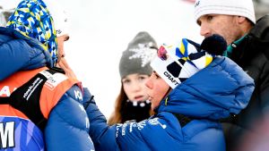 Kalla efter magplasket i Ruka. Charlotte Kalla talar med svenska ledare, Ruka 2016.