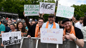 Publik med uppmuntrande skyltar vid Brandenburger Tor under Angela Merkels och Barack Obamas diskussion om demokrati. 25.5.2017