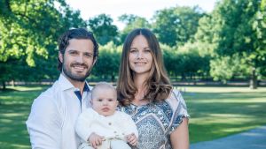Prinssi Carl Philip ja prinsessa Sofia poikansa Alexanderin kanssa
