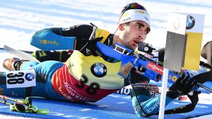 Martin Fourcade ligger ner och förbereder sig för skytte