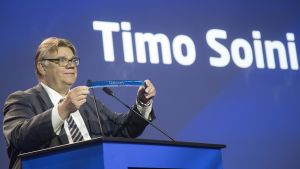 Timo Soini visade upp sin kam på partikongressen. Timo Soini på partikongressen i Jyväskylä den 10 juni 2017.