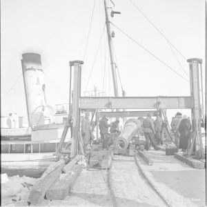 21.3.1940 Putki siirrtetään laivaan Russarössä.
