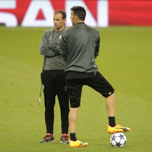 Massimiliano Allegri och Gianluigi Buffon kände på matcharenan i Cardiff i går. Massimiliano Allegri, Gianluigi Buffon.