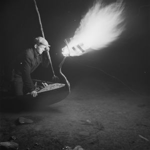 Tuulastusta (keihäskalastusta) Kurkijoen Särkijärvellä 1930-luvulla.