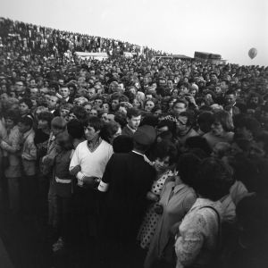 Yleisöä näyttelijä Ryan O´Nealin Suomen vierailulla juhannuksena 1970.
