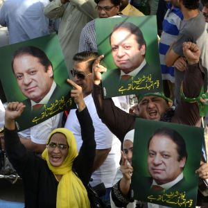 Nawaz Sharifs supportrar firar att Högsta domstolen i Pakistan valt att inte avsätta honom från premiärministerposten. Demonstranterna håller upp plakat med bilder på Sharif.