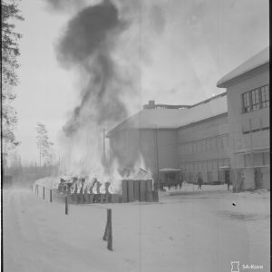 17.3.1940 Huuhanmäen kasarmin tavaroita poltetaan.