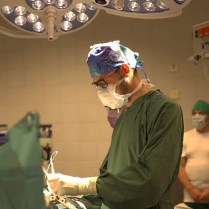 Neurokirurgi Martin Lehecka leikkaa kasvaimen pois Jounin aivoista.