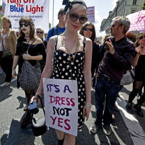 "Det är en kjol, inte ett ja" Kvinna med skylten "It's a dress, not a yes".