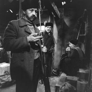 Näyttelijät Veijo Pasanen (Lennu), Olavi Niemi (Oskar Dahl) ja Irma Tanskanen (Hilma) tv-draamassa Lennu (1967). 
