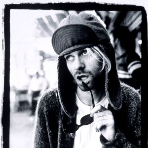 Kurt med sin Elmer Fudge-hatt. Kurt Cobain i Elmer Fudge mössa på svartvitt foto.