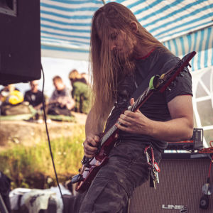 Tvättäkta finsk Death Metal från Abstrakt - vinnarna av årets demo tävling. Man spelar gitarr