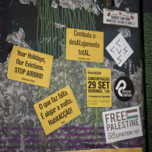 "Ni semestrar, vi vräks. Stoppa Airbnb" förkunnar det här flygbladet vid ingången till frivilligorganisationen Habitas lokal i Lissabon. Flygblad med budskap har limmats vid ingången till frivilligorganisationen Habita i Lissabon.