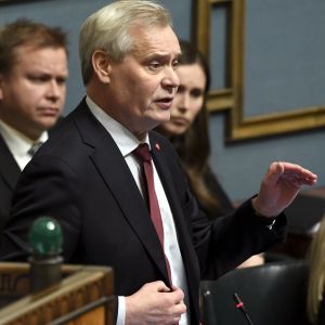 Statsminister Antti Rinne talade på riksdagens frågetimme idag. Antti Rinne står med höjd hand på riksdagens frågetimme.