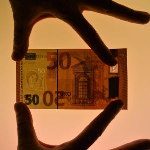 Vattenmärke i form av ett porträtt till vänster i sedeln har sitt ursprung i den handgjorda vattenmärke, filigran, som är en annan av staden Fabrianos uppfinningar. Vattenmärke i form av ett porträtt till vänster i sedeln har sitt ursprung i den handgjorda vattenmärke, filigran, som är en annan av staden Fabrianos uppfinningar.