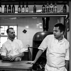 Nick Victorzon skämtade om att grunda en pizzeria med sin bror Peik redan under Michelin-åren. Nu arbetar bröderna tillsammans. Svartvit bild av Nick Victorzon och brodern Peik på restaurangen.