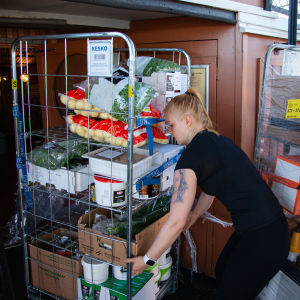 Laivaravintola Prinsessa Armaadaan tuodaan ruoka-aineita rullakossa ja työntekijä purkaa lastia.
