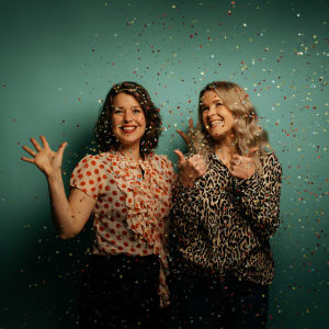 Eva Frantz och Hannah Norrena i konfettiregn.