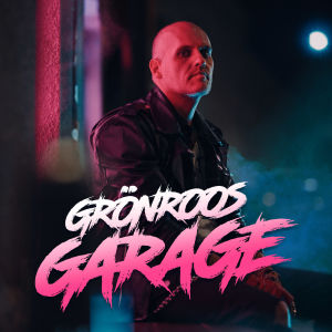 Lasse bodde i tio år i Berghäll, Helsingfors rockmecka. Lasse Grönroos sitter utanför nattlig krog med neonljus och dimma på Vasagatan. Promobild för Grönroos Garage. med logo.