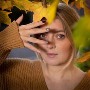 Jenni Rotonen katsoo sormien läpi.