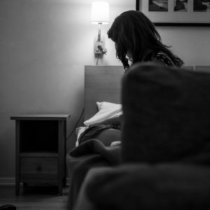 Lavastettu ihmiskaupan uhri eli seksityöläinen hotellihuoneessa, Helsinki, 24.7.2020.