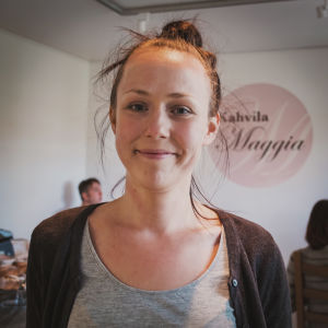 Nora Seikkula har ett café i Gustavs. Cirkus är en av hennes hobbyer. Kahvilanpitäjä Nora Seikkula