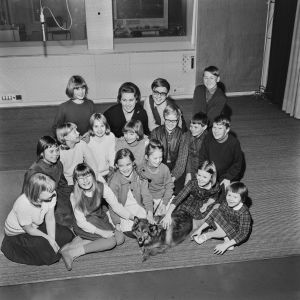 Satukaruselli-ohjelman poppoota radiostudiossa vuonna 1966. Kuvassa ohjelmassa esiintyviä lapsia sekä Mosse Murina. Porukan keskellä Toini Vuoristo. Satukaruselli -radio-ohjelman poppoota studiossa 1966. Ohjelmassa esiintyviä lapsia sekä Satukarusellikoira Mosse Murina. Porukan keskellä Toini Vuoristo.