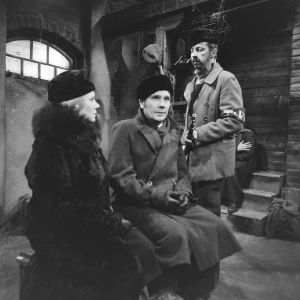 Näyttelijät Anja Räsänen (Bertta Dahl), Olavi Niemi (Oskar Dahl) ja Veijo Pasanen (Lennu) tv-draamassa Lennu (1967).