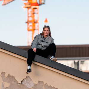 Era Nova jobbar tillsammans med producenten Sam Sonntag. Artisten Dora Lagerspetz.
