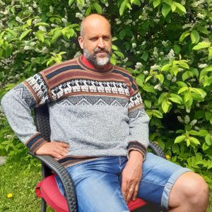 En av de viktigaste färdigheterna man borde lära ut i skolan är hur man hanterar all den enorma mängd fakta som överöser oss, säger Sture Lindholm. Sture Lindholm sitter i sin trädgård i Raseborg framför en hägg i blom