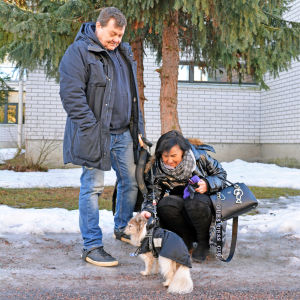 Pauli Pilvi och Pirkko Eerola-Pilvi med sin hund. Man och kvinna med liten hund