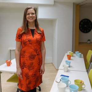 När vi började med ansvarsfull placeringsverksamhet bemöttes vi av andra placerare med att det här är bara en grej för kyrkan, säger Magdalena Lönnroth, portföljförvaltare vid Kyrkans pensionsfond. Foto på Magdalena Lönnroth som står i ett mötesrum.