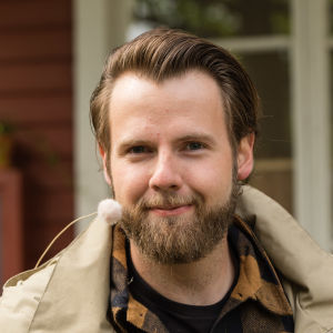 Robin Libäck deltog i Trädgårdskväll på Strömsö 7 juni 2018. En skäggig man ler mot kameran.